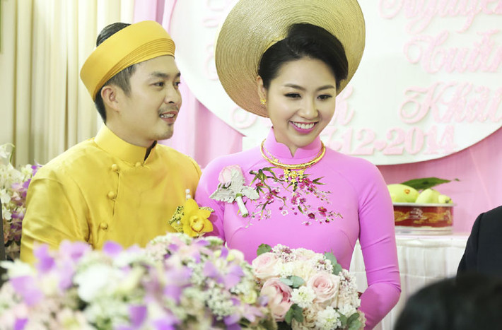 Trong ngày vui trọng đại, diễn viên Lê Khánh luôn nở nụ cười rạng rỡ.