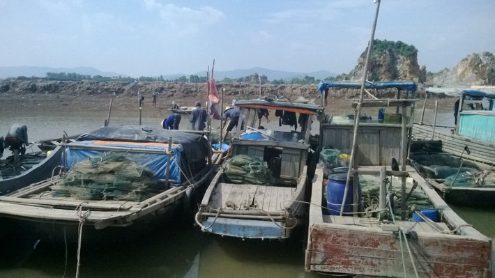 Ngư dân thu xếp đồ nghề đánh cá trước khi rời tàu tại Cảng Hoàng Tân (Thị xã Quảng Yên, Quảng Ninh).