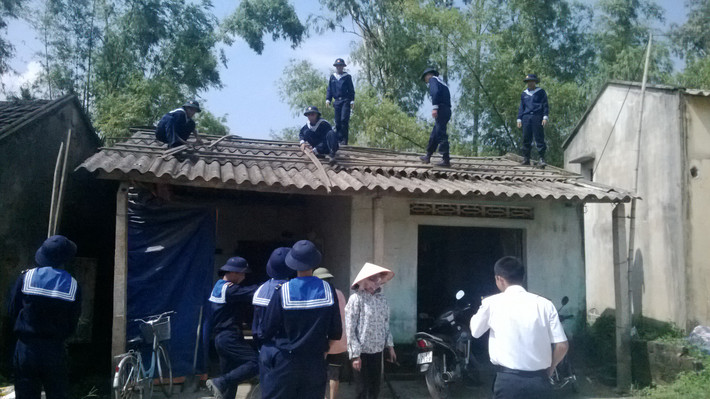 Lữ đoàn Hải Quân 147 đang hỗ trợ người dân gia cố lại mái nhà trước khi bão đổ bộ. Ảnh chụp tại Thị xã Quảng Yên, Quảng Ninh.