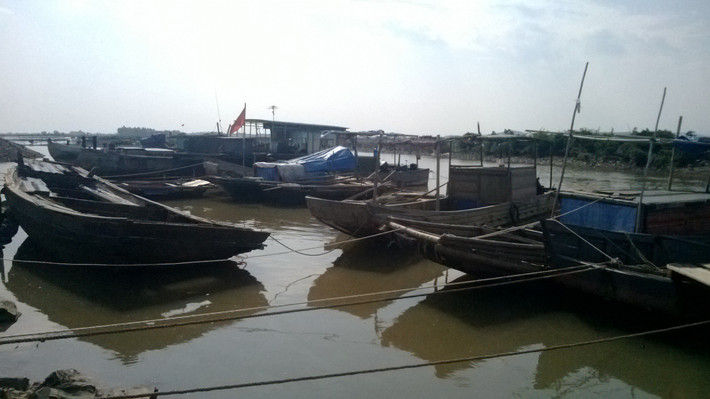Những ngư dân đã xuống khỏi chiếc thuyền mình gắn bó để tránh bão.