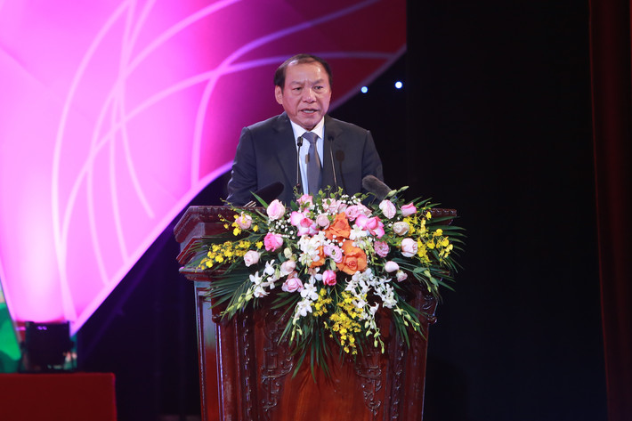 Bộ trưởng Bộ Văn hóa, Thể thao và Du lịch (VHTTDL) Nguyễn Văn Hùng - Chủ tịch Hội đồng cấp Nhà nước xét tặng danh hiệu NSND, NSƯT lần thứ 10 cho biết, trong quá trình tổ chức họp Hội đồng chuyên ngành cấp Nhà nước, Hội đồng cấp Nhà nước, Bộ VHTTDL không nhận được đơn thư, khiếu nại nào về quy trình, thủ tục xét tặng, chỉ có một số đơn thư kiến nghị liên quan đến hồ sơ. "Bộ đã triển khai xem xét đơn thư theo đúng quy định kiểm tra hồ sơ của cá nhân đề nghị xét tặng danh hiệu, yêu cầu Hội đồng cấp bộ/tỉnh, Hội đồng chuyên ngành cấp Nhà nước báo cáo, giải trình và trả lời cá nhân có đơn thư, kiến nghị theo đúng quy định hiện hành", Bộ trưởng Nguyễn Văn Hùng khẳng định.