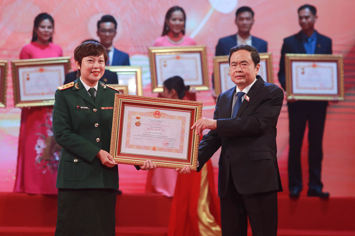 Phó Chủ tịch Thường trực Quốc hội Trần Thanh Mẫn trao danh hiệu Nghệ sĩ Ưu tú cho đạo diễn Đặng Thái Huyền - PGĐ Điện ảnh Quân đội.