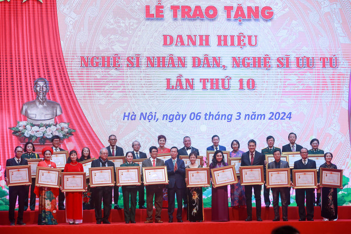 "Trong buổi Lễ trang trọng này, chúng ta cùng nhau tri ân các thế hệ nghệ sĩ tài năng đã cống hiến, hy sinh cho sự nghiệp cách mạng của Đảng và dân tộc; cùng nhau dành những tình cảm quý trọng nhất, sâu sắc nhất, chân thành nhất đến các nghệ sĩ luôn tâm huyết, tận tụy với nghề, bằng tài năng nghệ thuật và tình yêu con người, tình yêu đất nước, trách nhiệm với Tổ quốc và Nhân dân, lao động, sáng tạo bền bỉ, đóng góp tích cực vào sự nghiệp xây dựng và bảo vệ Tổ quốc; trong đó, có những nghệ sĩ đã không còn nữa để nghe tên mình được xướng lên tại Lễ vinh danh này"- Chủ tịch nước Võ Văn Thưởng chia sẻ.
