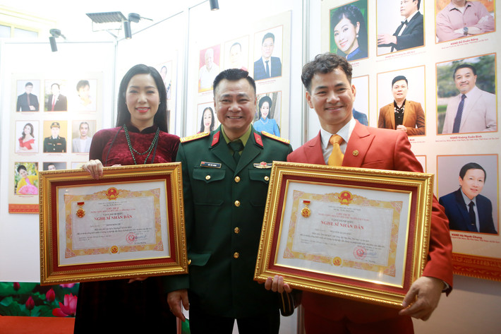 Các nghệ sĩ chụp ảnh lưu niệm tại sự kiện Lễ trao tặng danh hiệu NSND, NSƯT lần thứ 10.