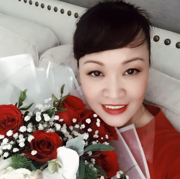 Nhan sắc trẻ trung ở tuổi 50 của chị gái danh hài Vân Dung. Hiện tại, Vân Trang đang có tổ ấm riêng và rất tất bật với việc quản lý một số nhà hàng tại Hà Nội. Dù bước qua tuổi tứ tuần, nhưng chị ruột của "Táo y tế" vẫn thu hút sự chú ý của cộng đồng mạng bởi nhan sắc trẻ trung, xinh đẹp.