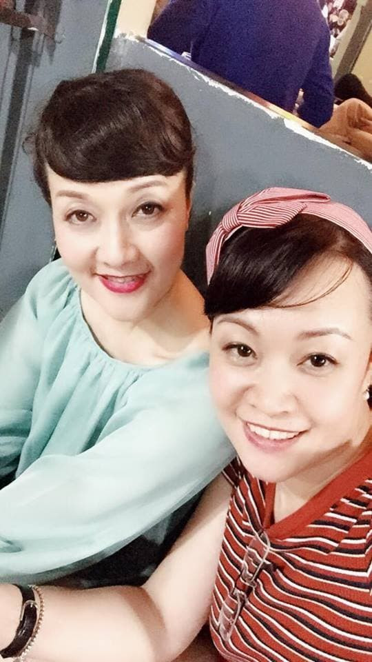 “Hồi tôi nhỏ, mọi người thường bảo, bố mẹ xinh thế, chị gái xinh thế sao mà Vân Dung xấu vậy? Vì ngày nhỏ tôi gầy, đen, mắt một mí, mũi tẹt và nhìn rất buồn cười. Nhưng, ngày đó chẳng buồn đâu. Bố mẹ đi làm nên có hai chị em trông nhau rồi bày trò chơi cùng trẻ con hàng xóm, vui lắm. Có một lần, tôi “cầm đầu” một đám trẻ con chơi trò chơi, một bạn thua thế là chúng tôi phạt bạn bằng cách lấy con dao nhựa để vào tay bạn, khi đó mẹ bạn ấy đi ngang qua thấy rồi quát “ôi giời, Dung ơi, làm gì con bác thế kia”. Vậy là tôi nổi tiếng cả khu tập thể văn công hồi ấy”, Vân Dung từng nhớ lại.