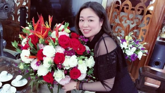 Trong khi Vân Dung lúc nào cũng tươi cười rạng rỡ thì Vân Trang cũng sở hữu diện mạo khá trẻ trung ở tuổi 50. Ngay cả nữ danh hài cũng tự hào khoe với mọi người: "Chị Trang đấy, xinh nhể". Với thân hình cao ráo và dung mạo ưa nhìn, chị gái diễn viên hài còn ăn mặc khá sành điệu, thời thượng.