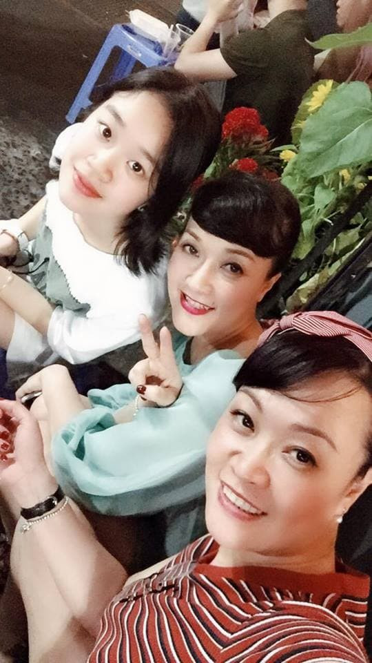 Trên mạng xã hội, 2 chị em cũng thường xuyên đăng tải những hình ảnh có mặt nhau. Khi thì là những bức hình mang ký ức tuổi thơ, lúc lại là cảnh vui vầy bên bố mẹ hay khoảnh khắc đi chơi đầy vui vẻ bên chị em, bạn bè. Có thể thấy, Vân Trang - Vân Dung không chỉ có tình thân của chị em ruột mà còn như 2 người bạn cùng trang lứa. Chị gái cũng chính là một "cạ cứng" không thể thiếu trong cuộc đời của nữ danh hài 7x.