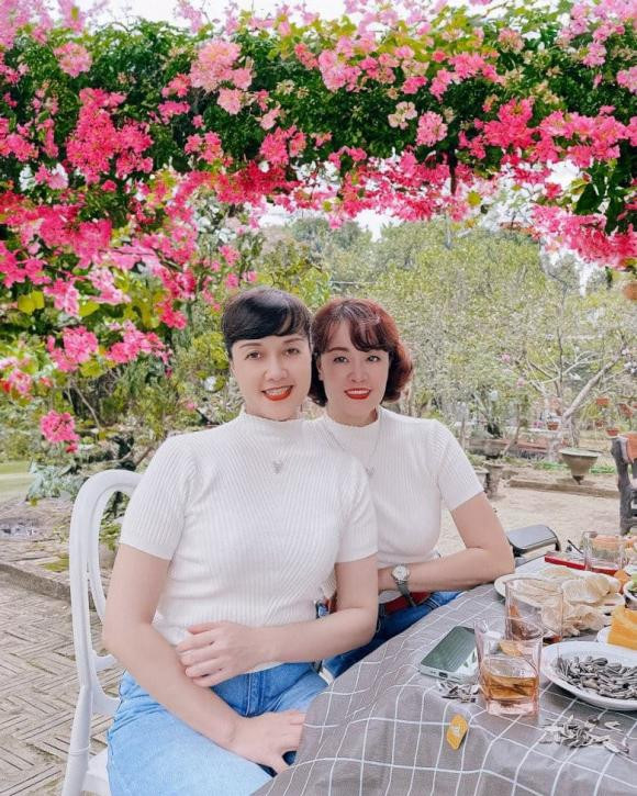 Hình ảnh mới nhất của Vân Dung và Vân Trang. Trong hình, chị em Vân Trang - Vân Dung mặc đồ đôi với áo trắng - quần jeans đơn giản mà không kém phần thanh lịch. Đông đảo nghệ sĩ, bạn bè, người hâm mộ đã khen ngợi nhan sắc của cặp chị em.