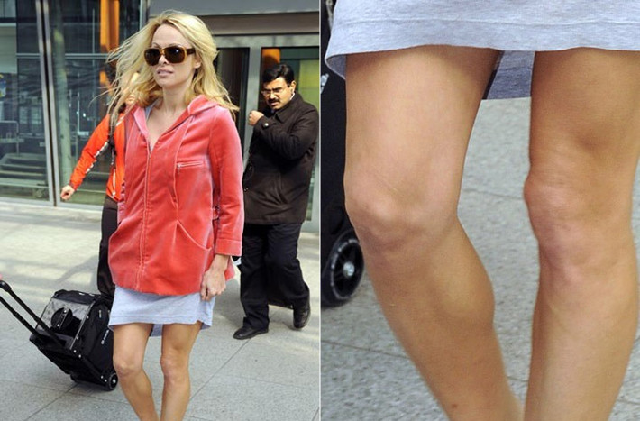 Pamela Anderson cũng không giấu được tuổi tác với hai cái đầu gối nhăn nhúm.