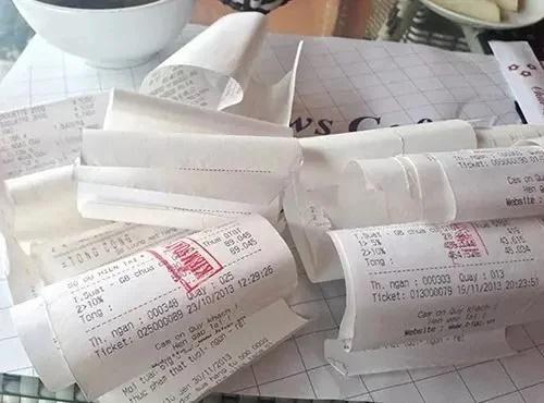 Do đó, ai thường xuyên giữ hóa đơn, biên lai thì tài vận không được tốt. Chúng kích thích nợ nần tăng lên, kiếm được bao nhiêu tiêu hết bấy nhiêu. Thay vì giữ các hóa đơn đã thanh toán, bạn hãy kẹp chúng vào một quyển sổ riêng, còn ví tiền chỉ dùng để đựng tiền mà thôi.