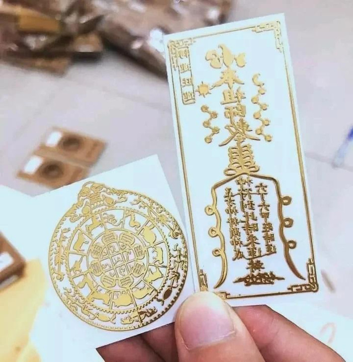 Nếu không tìm hiểu kỹ và rước linh phù, bùa chú không rõ nguồn gốc để vào ví thì sẽ ảnh hưởng nghiêm trọng tới bản thân, gây thất thoát tiền bạc.