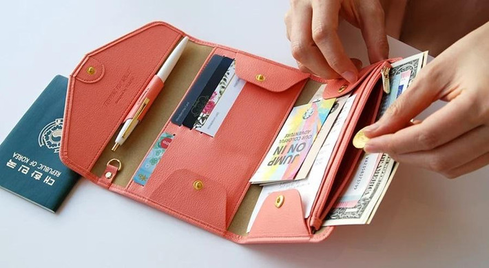 Ngoài ra, biên lai, hóa đơn nói về số tiền mà bạn đã hao hụt, mất đi, ảnh hưởng đến việc thu hút tài lộc. Do đó, ai có biên lai, hóa đơn hãy để riêng một chỗ khác chứ đừng đặt ở ví tiền kẻo mất lộc, hao tài.