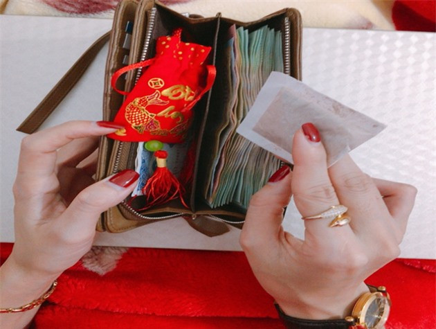 Những thứ nên đặt trong ví để hút tài lộc. Một miếng vải đỏ. Trong quan niệm dân gian, màu đỏ là màu của sự vui vẻ, là màu của may mắn, của không khí lễ hội rộn ràng. Người xưa còn cho rằng, chỉ những gia đình nào có tin vui thì mới sử dụng màu đỏ. Không chỉ thế, màu đỏ còn tượng trưng cho tài sản, chặn hết những thứ ô uế, không sạch sẽ mang lại điềm may cho người đó.