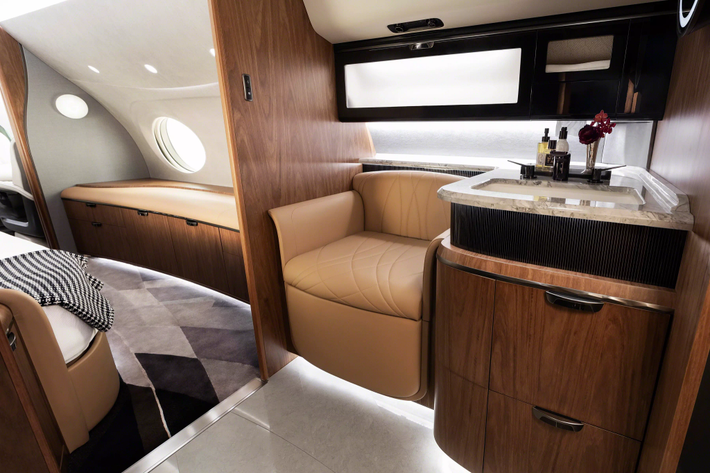 Bếp nấu bên trong chuyên cơ. Gulfstream mô tả hành khách sẽ có những trải nghiệm tuyệt vời trong chuyến bay lý tưởng với thiết kế tinh tế và linh hoạt. Ảnh: Gulfstream Aerospace.