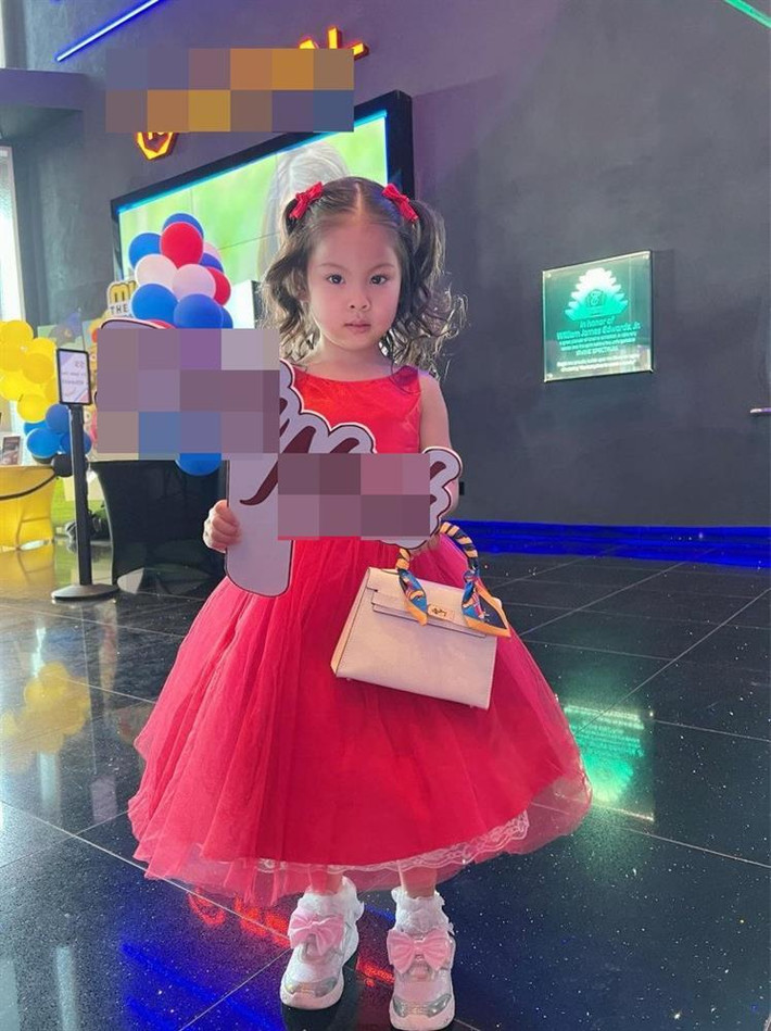alia từ bé đã được mẹ đầu tư hàng hiệu, đồ dùng xịn sò. Cô bé gây chú ý khi xách túi Hermès Kelly đắt đỏ.