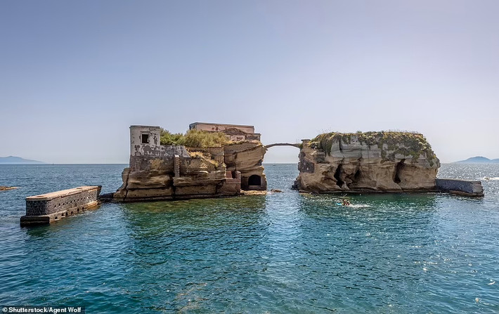7. Gaiola, Italy: Theo những người dân tại Naples, hòn đảo Gaiola - nơi chỉ cách bờ biển thành phố vài m, đã bị nguyền rủa. Tiếng đồn này có được sau bi kịch của gia đình chủ sở hữu hòn đảo, khiến nhiều thành viên trong gia đình mất mạng.