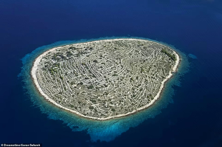 11. Baljenac, Croatia: Giống như một dấu vân tay nếu nhìn từ trên không, đảo Baljenac có 23 km tường đá khô được gọi là "suhozid". Trong hàng trăm năm, cư dân hòn đảo Kaprije gần đó đã sử dụng Baljenac làm nông nghiệp, xây dựng những bức tường để phân chia cây trồng và bảo vệ chúng khỏi gió.