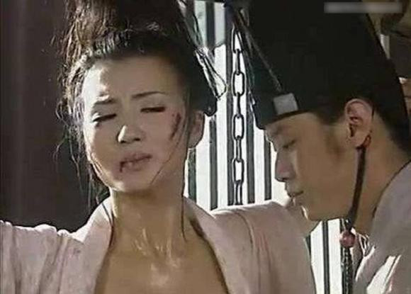 Để ngăn chặn những sự cố như vậy xảy ra, các tù nhân phải cởi bỏ áo khoác của họ trong khi hành quyết để xác minh danh tính. Vì khi ở trong tù, họ sẽ bị ghi lại những đặc điểm rõ ràng hơn trên cơ thể, chẳng hạn như vết bớt…