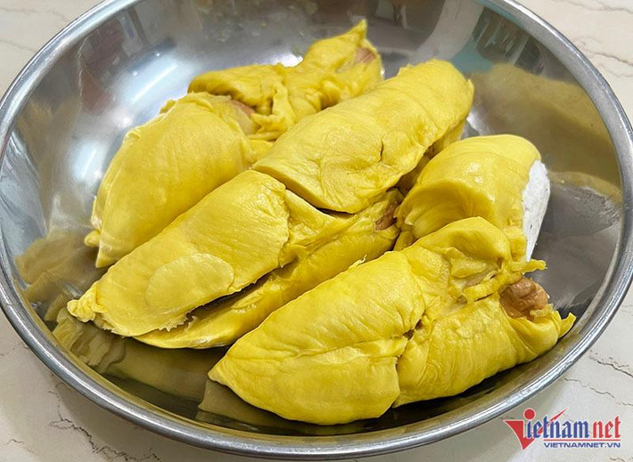 Cơm sầu vàng như nghệ, béo ngậy và ngọt. Song, chúng có hạn chế là khi trái chín khui lấy cơm mà không ăn ngay, bảo quan trong ngăn mát tủ lạnh thì vị hơi cay vì độ ngọt cao, anh Khương cho hay.