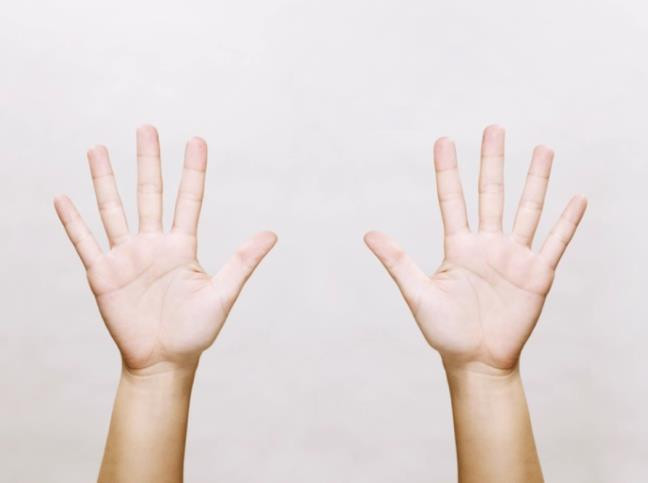 Người có chiều dài ngón tay út không tới đốt ngón tay đầu tiên của ngón áp út. Về phương diện thể chất: Ngón tay út ngắn hơn ám chỉ các rối loạn hệ sinh sản, tim, thận có thể xảy ra. Bởi vì ngón út cũng đại biểu cho con nối dõi, do đó, ngón út ngắn cho thấy tử cung có thể bất thường.