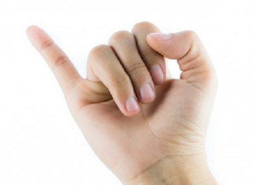 Ngón út dài bằng 2 đốt ngón áp út. Người có ngón út dài bằng 2 đốt của ngón tay bên cạnh thường có kỹ năng giao tiếp khá tốt. Điều này không chỉ giúp họ có nhiều bạn bè, nhiều mối quan hệ mà còn giúp họ gây ấn tượng với những người khác giới. Nhờ đó, có rất nhiều người đem lòng yêu mến và theo đuổi họ.