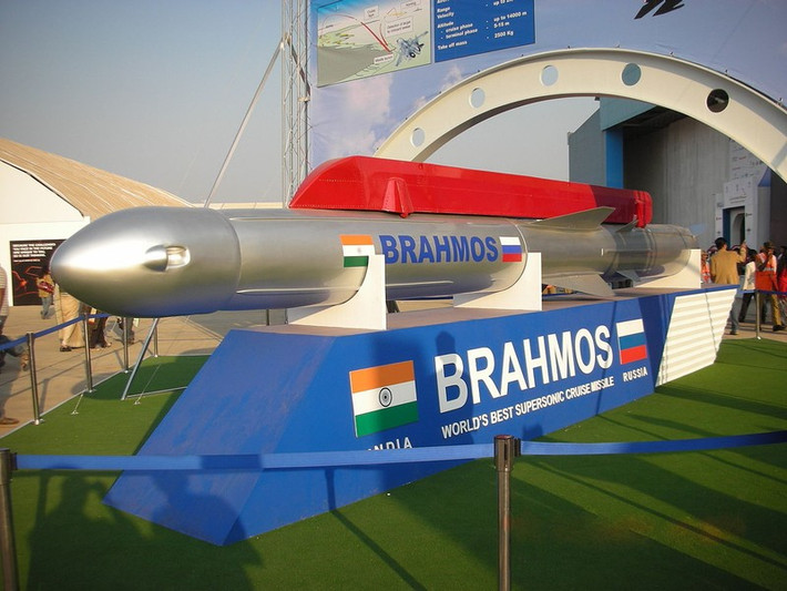 Tên lửa BrahMos-A có tầm bắn 300 km, mang theo đầu đạn trọng lượng 200 kg, tốc độ lớn nhất Mach 3 nhờ được trang bị động cơ phản lực dòng thẳng do liên doanh Nga - Ấn chế tạo.
