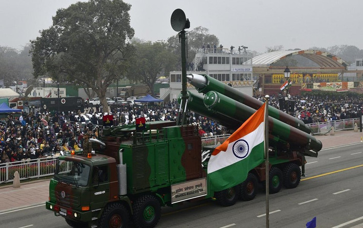 Tên lửa hành trình siêu âm BrahMos-A là phiên bản không đối hạm được sửa đổi từ biến thể phóng từ tàu mặt nước PJ-10 BrahMos - sản phẩm hợp tác giữa Tổ chức Nghiên cứu và Phát triển quốc phòng Ấn Độ - DRDO với NPO Mashinostroyenia của Nga.