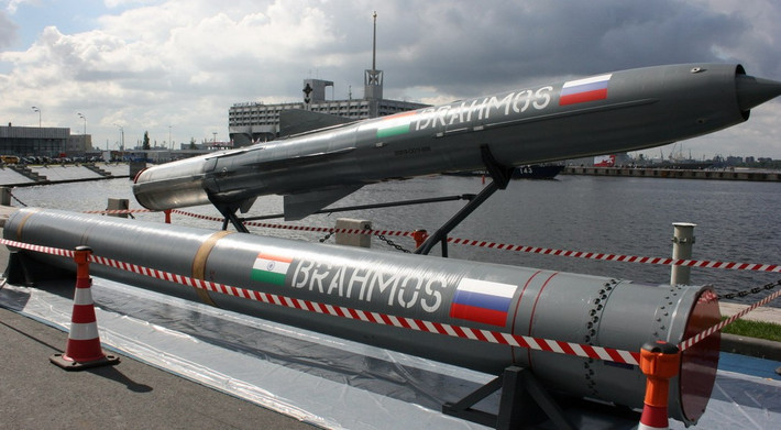 Trong các cuộc triển lãm quân sự, Su-30MKI chỉ đeo vỏ tên lửa BrahMos-A dưới bụng và sau đó trong một thời gian dài, Không quân Ấn Độ chỉ kiểm tra giá treo vũ khí hay tình trạng khí động học của máy bay, dẫn tới khá nhiều nghi ngờ.
