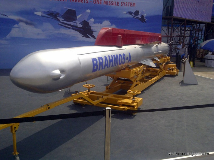 Tuy nhiên đáng lưu ý nhất của BrahMos-A lại là trọng lượng lên tới 2,5 tấn, theo đánh giá là quá khổ đối với tiêm kích thông thường, do vậy mà các máy bay chiến đấu Su-30MKI đã yêu cầu phải gia cố khung thân mới mang nổi vũ khí trên.