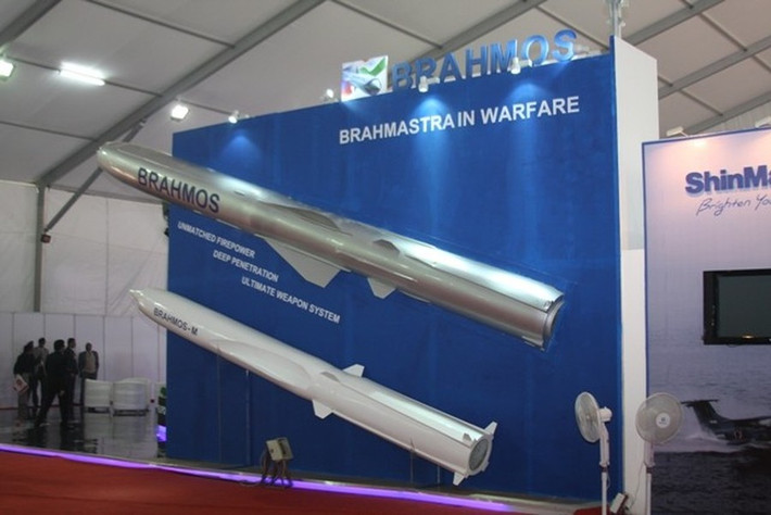 Nga có thể sử dụng BrahMos theo cách tương tự tên lửa P-800 Oniks - tiền thân của BrahMos ra đời từ thời Liên Xô. Mặc dù Oniks ban đầu được phát triển như một tên lửa chống hạm, nhưng nó đã được sử dụng để tấn công các mục tiêu trên bộ.