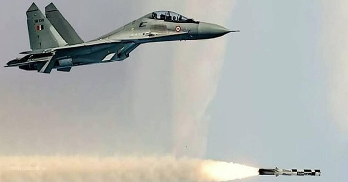 Vấn đề cần nói tiếp theo đó là với trọng lượng rất nặng của tên lửa BrahMos-A thì hiện tại Nga cũng chỉ có tiêm kích MiG-31K là mang nổi, có lẽ với thực tế trên thì Moskva nên chờ đợi New Delhi hoàn thiện phiên bản BrahMos-NG nặng chỉ 1,5 tấn thì hơn.