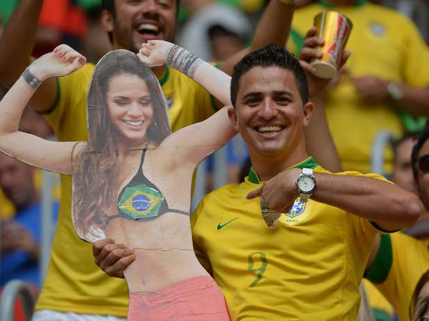 Cô thậm chí trở thành "linh vật" của đội tuyển chủ nhà. Trong ảnh, một CĐV Brazil đang giơ cao tấm ảnh của Bruna.