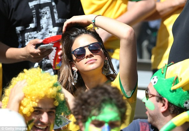 Dù Brazil phải trải qua một trận đấu đầy khó khăn với nhiều lần "hút chết" trước Chile, nhưng Bruna Marquezine vẫn không ngừng khoe vẻ tươi tắn và quyến rũ.