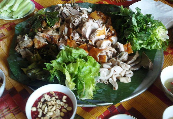 Cắn miếng thịt quay có vị ngọt của thịt chín tới, vị thơm của lá mác mật, vị ngậy của thịt nướng, miếng thịt được tẩm ướp đậm đà, ăn một lần sẽ nhớ mãi.
