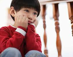 Dấu hiệu thứ 2 là bé liên tục đòi uống nước. Vì bé tiểu nhiều nên cần uống nước nhiều để bù lại vì cơ thể luôn trong tình trạng thiếu nước.