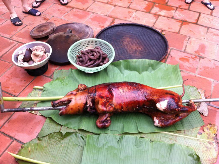 Sau đó sẽ được phết một lớp mật ong hòa với nước lã lên mình lợn để lớp da lợn giòn tan thơm đượm.