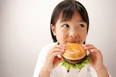Trẻ bị các chứng nhiễm trùng miệng, âm đạo hoặc da (do vi trùng sinh sôi trong môi trường có nồng độ glucose cao)