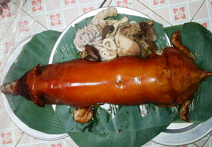 Lợn được chặt cả xương ăn kèm muối hạt dổi và lá mắc mật.