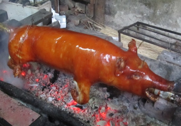 Con lợn dùng để nướng thường được chọn từ 25-30kg, được mổ làm sạch sau đó ướp gia vị và nhồi lá mắc mật, thảo quả vào toàn bộ bụng con lợn và nướng trên than hồng.