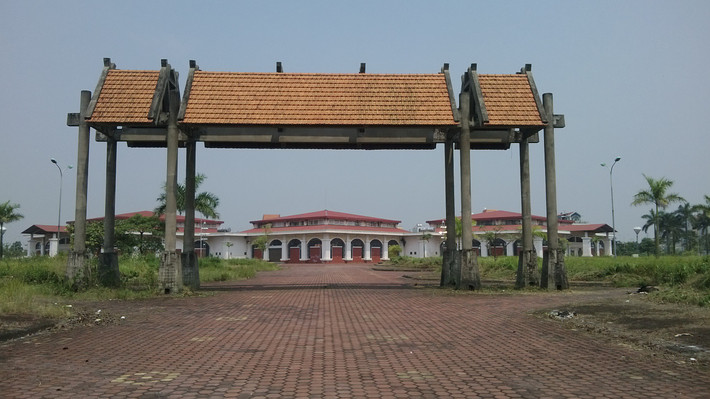 Nhưng vì nhiều lý do, đến nay chợ này chưa từng được đưa vào hoạt động, xây xong để đó.