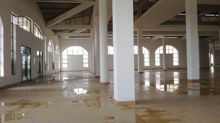 Bên trong khuôn viên chợ, BQL vừa rửa sạch sẽ để đón các tiểu thương đến kinh doanh.