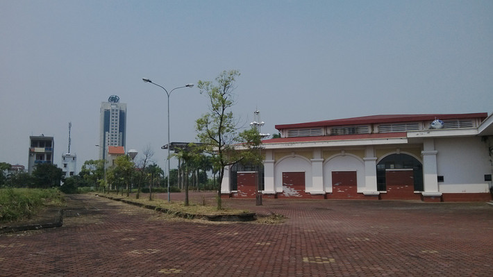 Chợ Hội Đô có khuôn viên rất rộng, chỉ cách đường QL 5 khoảng vài trăm mét, giao thông khá thuận lợi.