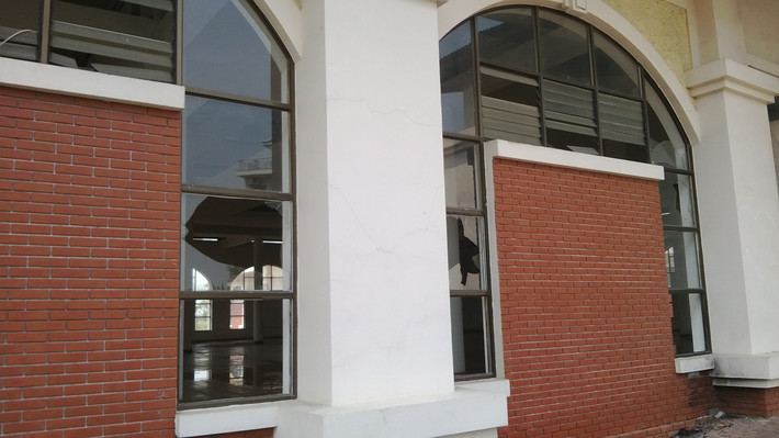 Tuy nhiên chợ không nằm trong khu dân cư đông đúc nên việc kinh doanh buôn bán sẽ khó khăn. Do để lâu không sử dụng, nhiều cửa kính đã bị hỏng.