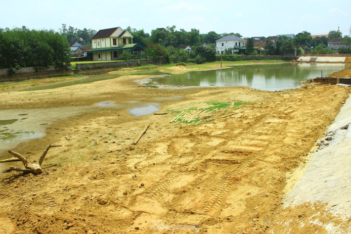 Huyện Nghi Lộc có 42 hồ đập, trong đó xã Nghi Văn có đến 19 hồ đập lớn nhỏ, chiếm gần 50% số hồ đập toàn huyện. Điều đáng nói, Nghi Văn là địa phương có diện tích lúa lớn bậc nhất trên địa bàn huyện với 530ha, nguồn nước sản xuất phụ thuộc hoàn toàn vào hồ đập do không có sông ngòi. Trong khi đó nhiều hồ đập ở Nghệ An cạn trơ đáy.