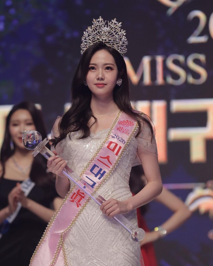 Ngày 25/6, tờ Newsen đưa tin người đẹp Lee Yeon Je - Hoa hậu Hàn Quốc Daegu 2020 qua đời ở tuổi 26. Thông tin Lee Yeon Je qua đời khi tuổi đời còn trẻ khiến đồng nghiệp và người hâm mộ thương tiếc.