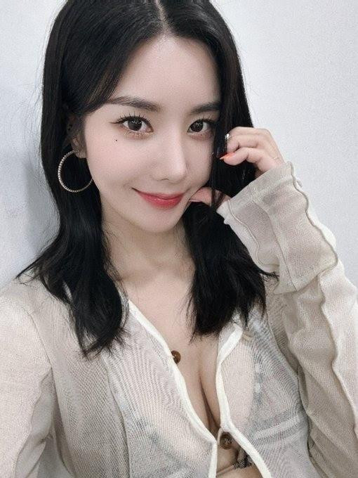 rước giờ biểu diễn, Eun Bi đã khiến người hâm mộ phấn khích khi hé lộ tạo hình. Đúng như dự đoán, nữ thần tượng đã cho thấy hình ảnh gợi cảm trong bộ trang phục hoàn toàn phù hợp với tính chất của lễ hội.