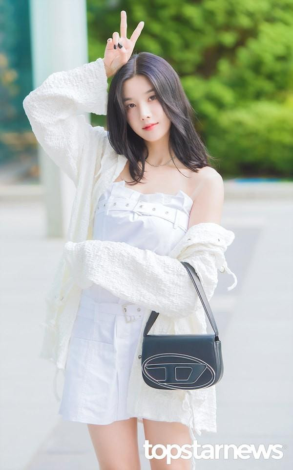 hong cách đời thường của nữ ca sĩ hướng đến sự trẻ trung, thanh lịch. Khán giả dành lời khen Kwon Eun Bi giữ được phong độ sau thời gian hoạt động cùng IZ*ONE. Dù không vượt trội về thành tích, ca sĩ vẫn có được lượng khán giả ổn định, luôn đồng hành cùng cô từ thời điểm thi Produce 48 đến hiện tại.