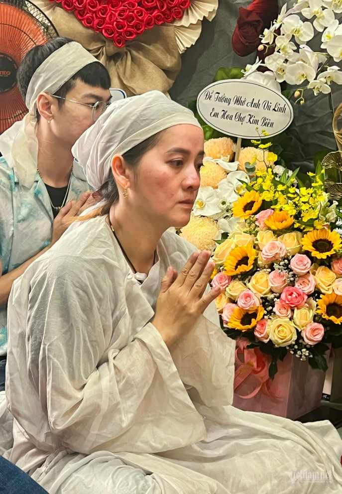 "Tôi thương cha vì đã nằm xuống lại phải chịu điều tiếng không hay. Phận làm con, tôi chỉ mong cha được mồ yên mả đẹp, an nghỉ nơi chín suối", chị Loan nói.