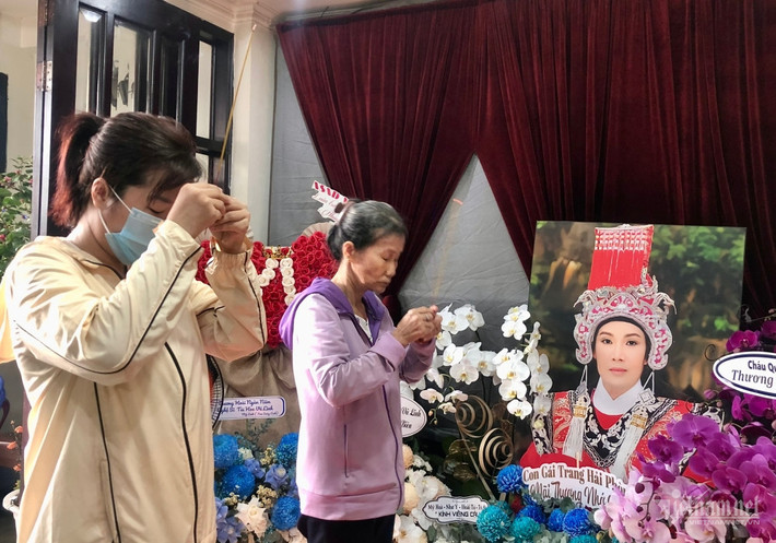 Nhiều khán giả đến thắp hương cố nghệ sĩ. Nghệ sĩ Hồng Nhung - em gái cố nghệ sĩ và Hồng Phượng không có mặt trong lễ cúng tại nhà.